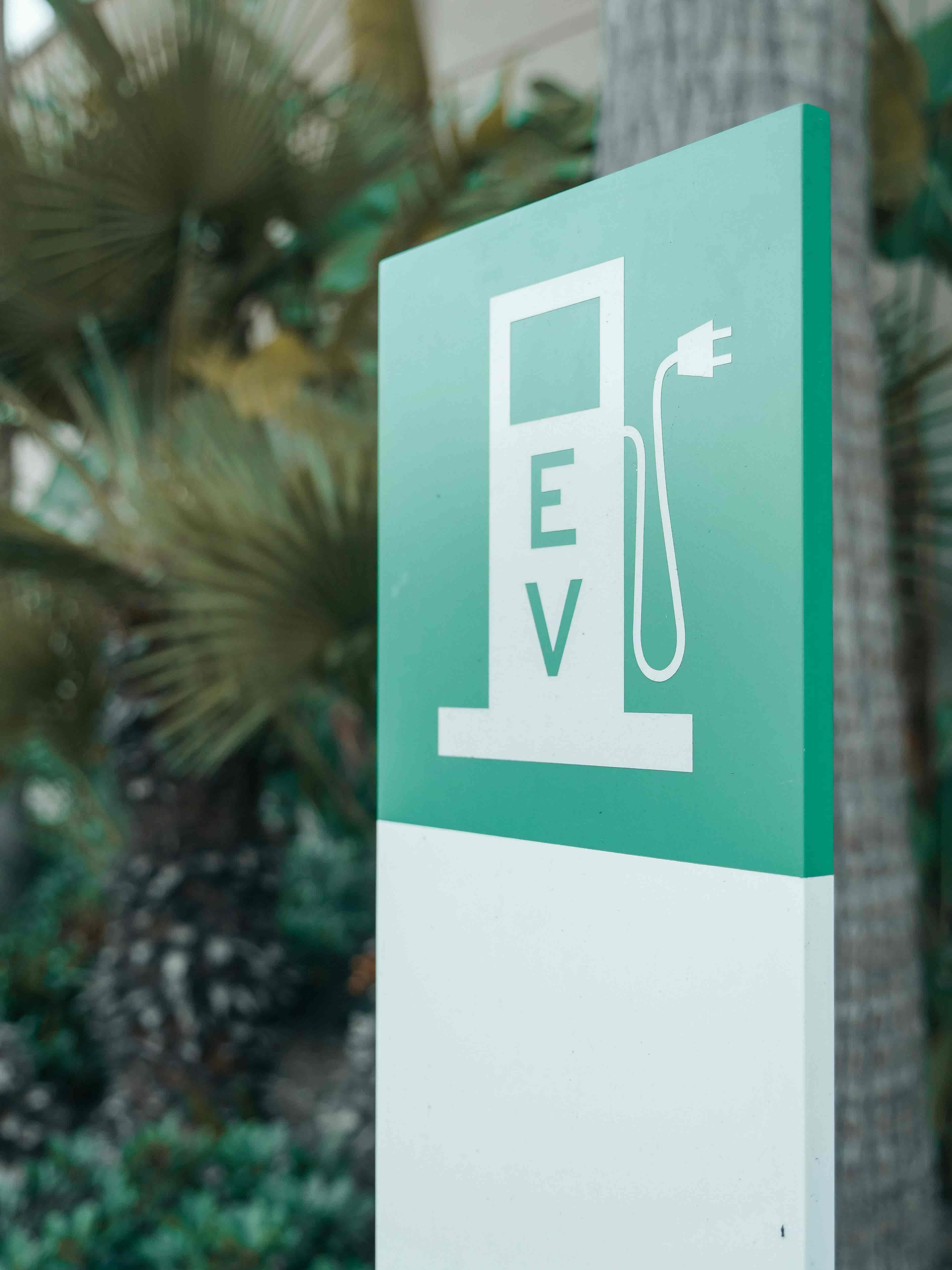 Modernes Elektroauto an einer Ladestation in einer städtischen Umgebung